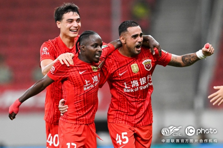 莱昂纳多、李新翔破门，10人海港2-0申花赢德比