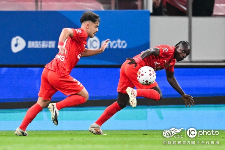 海港三球被吹 主场0-1泰山 海港三球被吹 主场0-1泰山