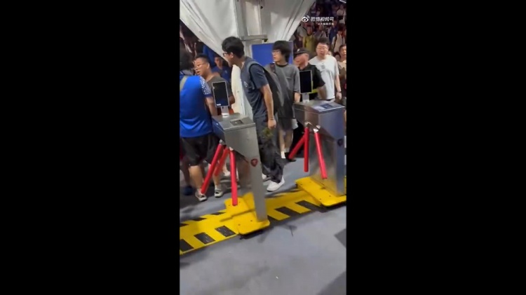 三人围攻武磊球衣小球迷被行拘 李璇:处罚应该但勿给申花球迷整体贴标签 三人围攻武磊球衣小球迷被行拘 李璇:处罚应该但勿给申花球迷整体贴标签