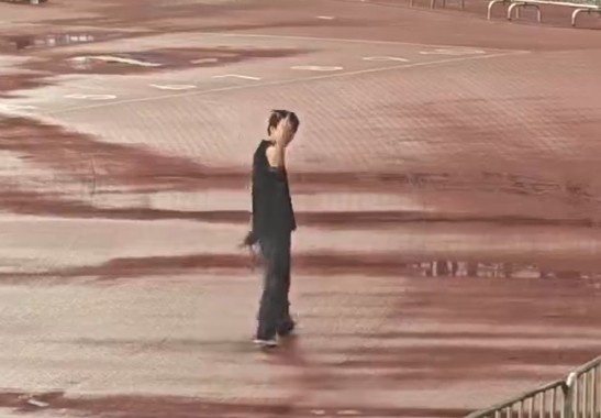津门虎跟队记者转发视频:三镇主场工作人员对看台竖中指 津门虎跟队记者转发视频:三镇主场工作人员对看台竖中指