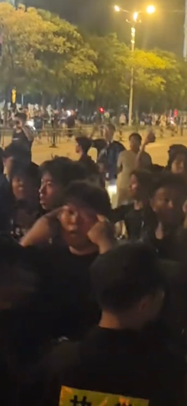 何意味?三镇球迷赛后冲击天津球迷大巴,有球迷做拉眼角歧视动作 何意味?三镇球迷赛后冲击天津球迷大巴,有球迷做拉眼角歧视动作