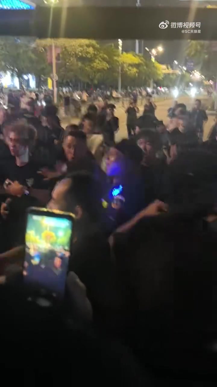 何意味?三镇球迷赛后冲击天津球迷大巴,有球迷做拉眼角歧视动作 何意味?三镇球迷赛后冲击天津球迷大巴,有球迷做拉眼角歧视动作