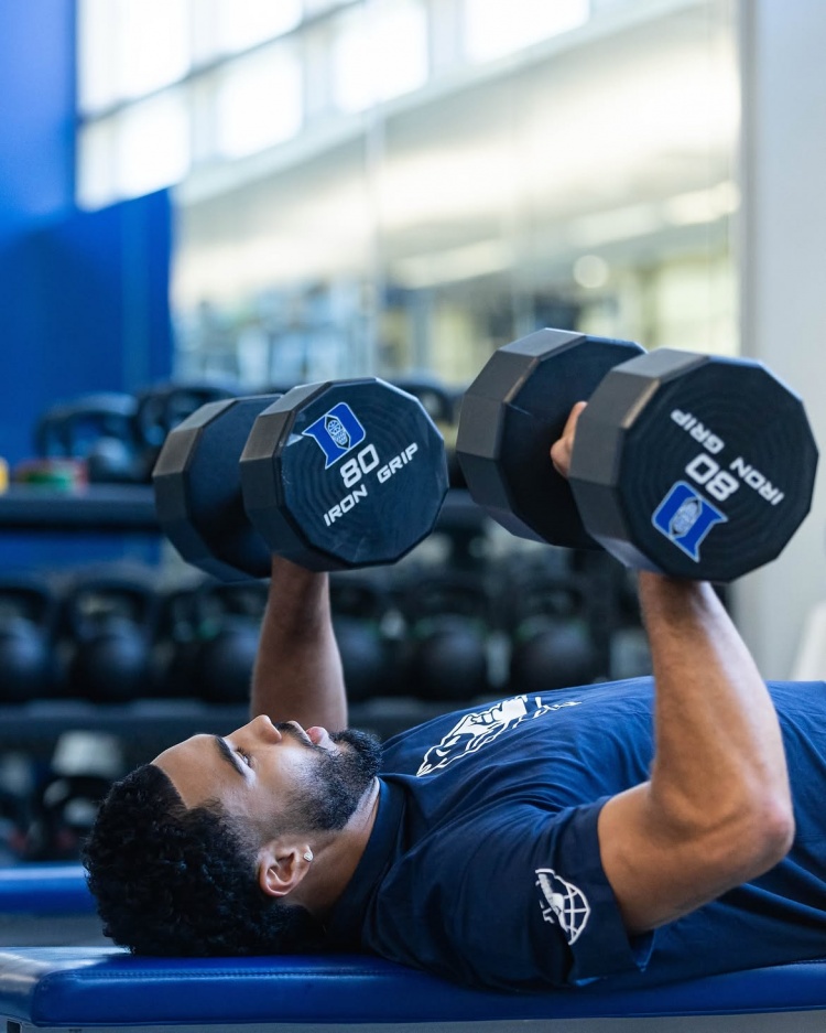 校友局！杜克官方晒欧文、塔图姆、弗拉格、班凯罗等球员训练照