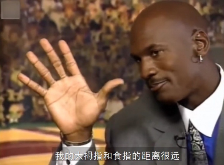 夸梅·布朗:科比羡慕乔丹轻松单手抓球的大手 总抓哑铃锻炼手部 夸梅·布朗:科比羡慕乔丹轻松单手抓球的大手 总抓哑铃锻炼手部